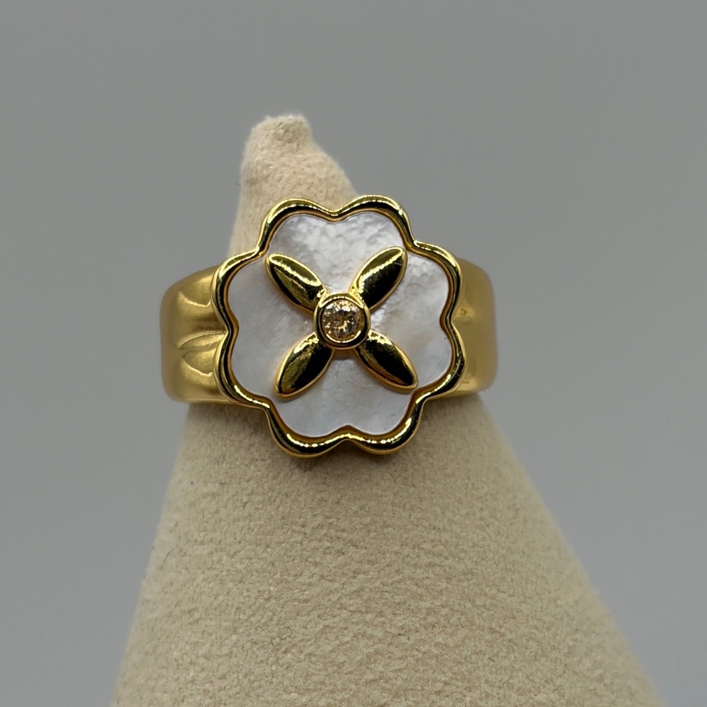 Kate spade heritage bloom signet ring. Size 8 (88)
